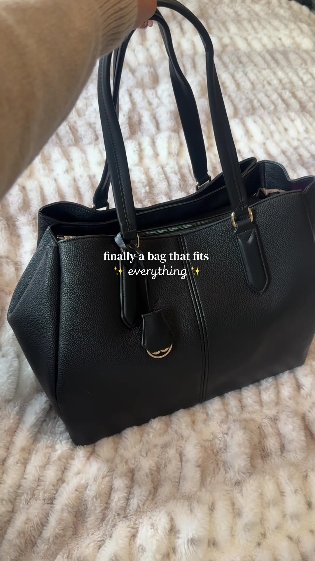 TikTok post by @jennsclosetxo for Lovevook. Caption reads: [...] that can fit everything and more ✨👜....