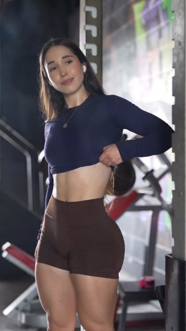 Instagram post by @prisci_corona for Dymatize. Caption reads: Hamstring & Glute workout 🤝🏼

Guárdala para tu....