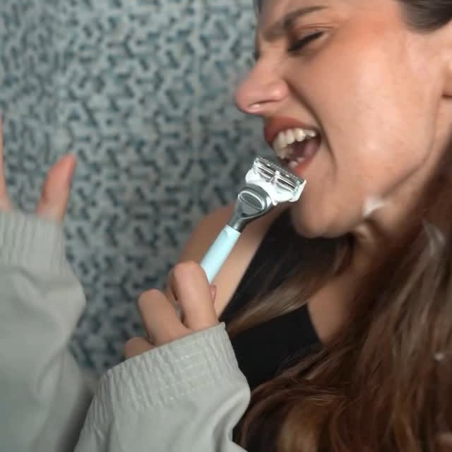 Instagram post by @isthatgin_ for Gillette Venus. Caption reads: Live dalla “toilette de casa mia” 
Io e....