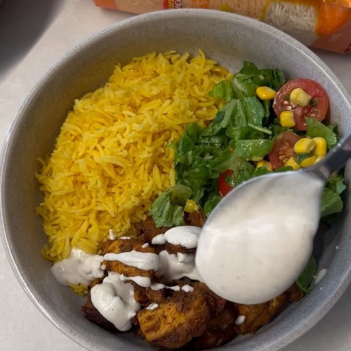 Instagram post by @tinarahimii_ for SunRice. Caption reads: A simple and delicious chicken and rice bowl ....