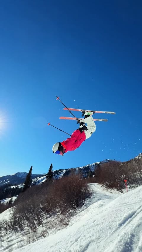 Instagram post by @madisonnnrose for Helly Hansen. Caption reads: I got new pants.

video: @parkincostain 

Skiing....