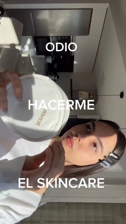 Instagram post by @kathy_havanaa for BIOTHERM. Caption reads: regalo de....