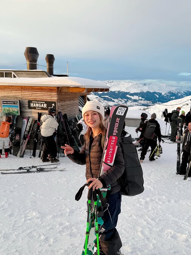 Instagram post by @cocone_kondo for ROXY. Caption reads: [...] #オリエンタルバイオ 
@roxyjapan #sponsorROXY [...].