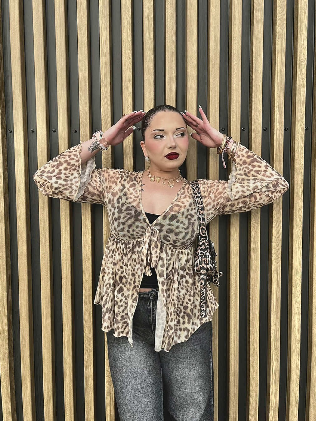 TikTok post by @lisablossombooks for Tinder. Caption reads: j’te date quand ? @Tinder France 🤭💗#booktok....