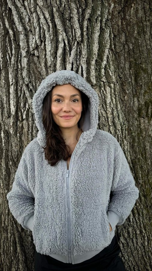 Instagram post by @mom_uptown for summersalt. Caption reads: Cold weather coziness from @summersalt 🩶 Check....