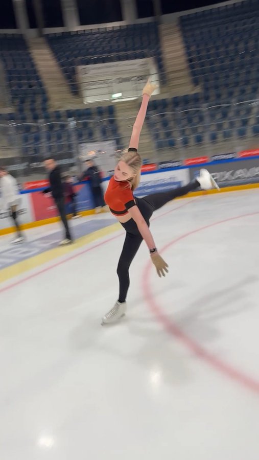 Instagram post by @kimmy_repond for Chique Sport. Caption reads: [...] What are your plans? 
Clothes from....