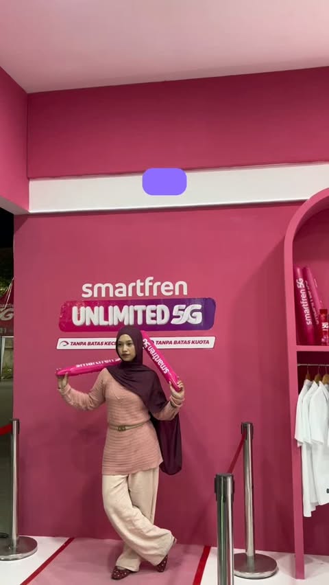 Instagram post by @intania_fairuz_ for Smartfren. Caption reads: Seru-seruan di SMARTFREN Festival Rakyat x Koplove....