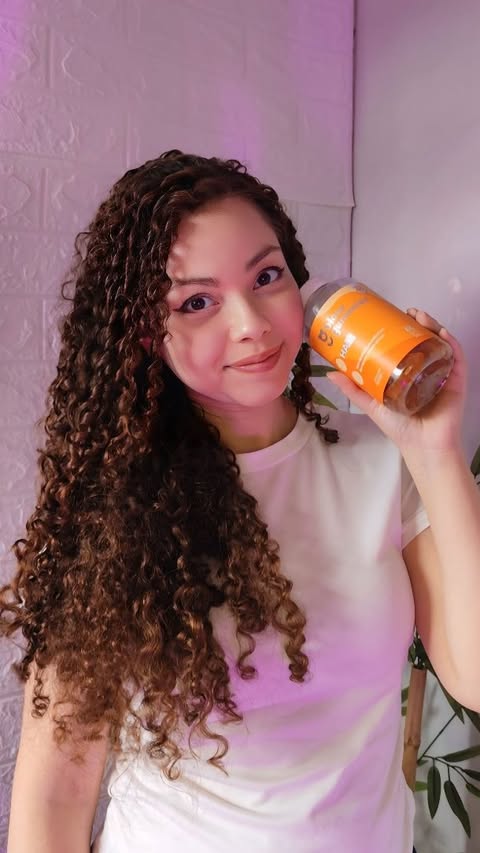 Instagram post by @louanacris for OLLY. Caption reads: Acabe com a queda capilar e acelere o crescimento....