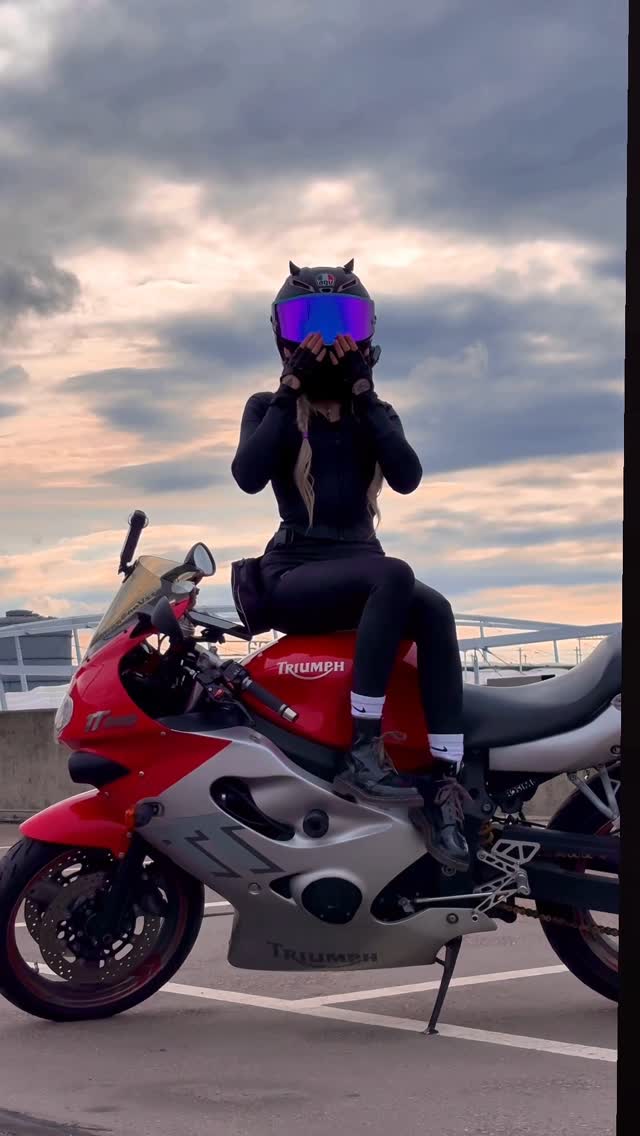 Instagram post by @jezzvonsperling for FIRMABS. Caption reads: Light it up🌇
.
New fav Outfit is from....