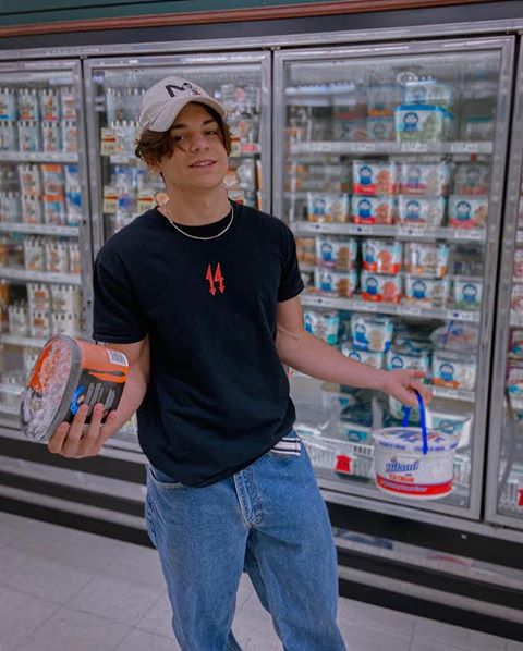 Instagram post by @alexlopezl4 for Hudson Jeans. Caption reads: Who wants  some ice cream 🍦?
-
-
-
Comenta “H E L....