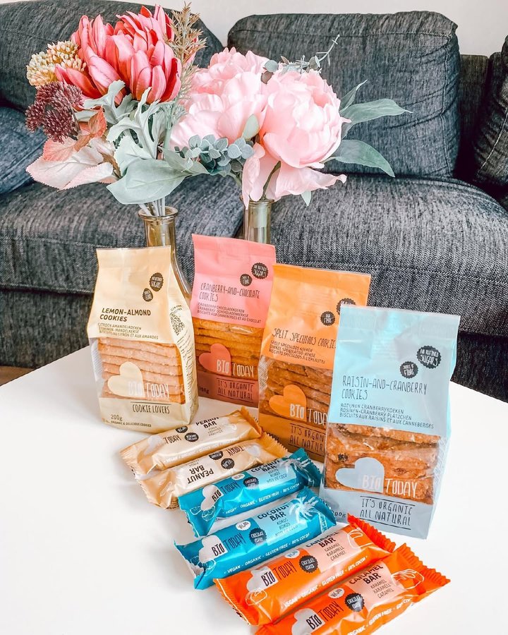 Instagram post by @soniamariabalint for FRENDZ the Agency. Caption reads: I found my new favorite healthy sweet snack:....