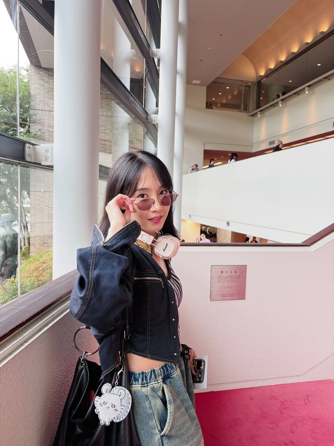 Instagram post by @erika_ebisawa for Owndays. Caption reads: Malam minggu ngapain aja nih??🦓🕶️ @owndays_jp....