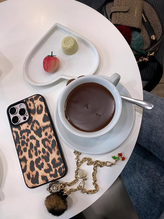 Instagram post by @ladyessegici for idealofsweden. Caption reads: My fav @idealofsweden from #Holiday sale.....