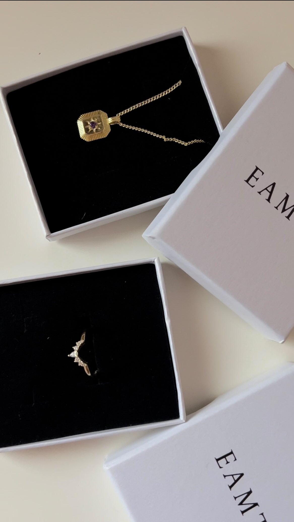 Instagram post by @eneritz.uriarte for EAMTI Jewelry. Caption reads: joyitas de @eamtijewelry 💍
las podéis encontrar....