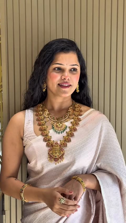 Instagram post by @vinitha_jagannathan for Joyalukkas. Caption reads: [...] with timeless gold and diamonds from....