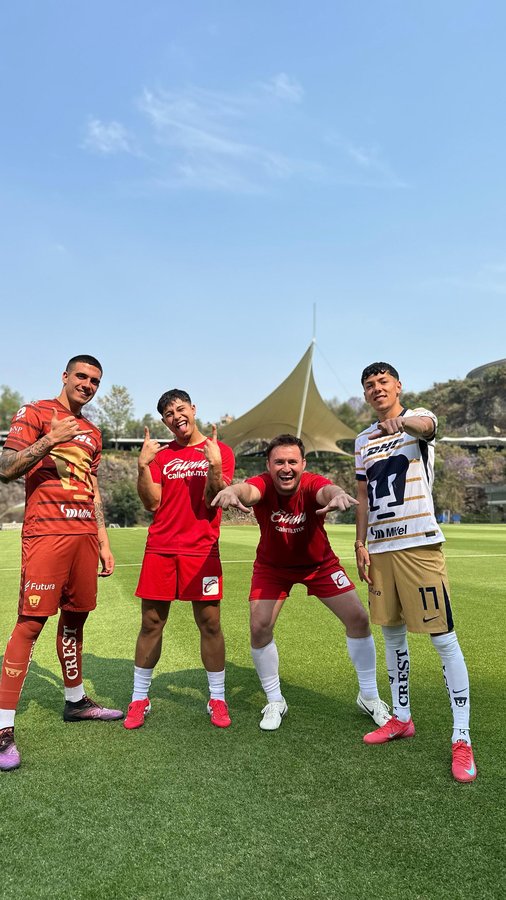 Instagram post by @javetasenelarco for Caliente.mx. Caption reads: ¡ESA YO SÍ LA METÍ, EHH! 😅⚽️

Álex Padilla 🐾 ➕....