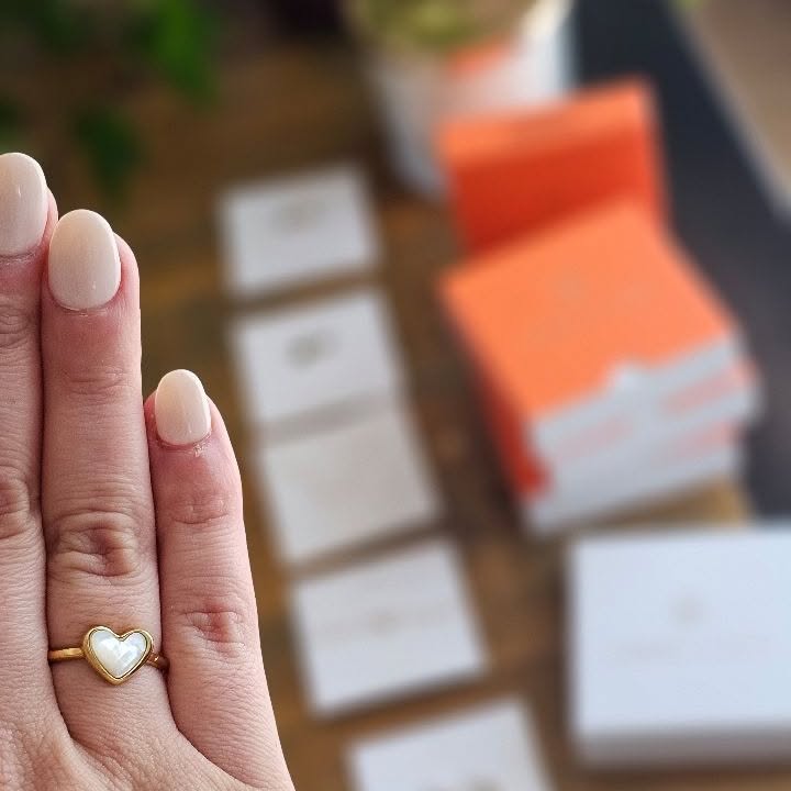 Instagram post by an influencer for ABBOTT LYON. Caption reads: [...] to feel extra special… and Abbott Lyon....