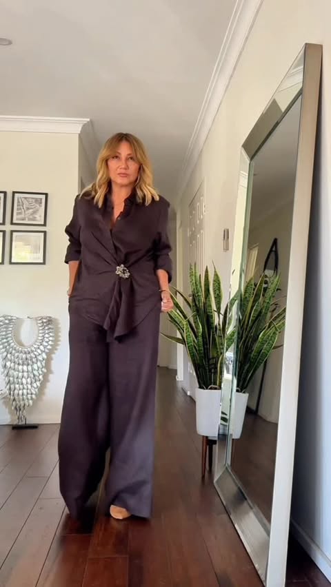 Instagram post by @fashionista_in_suburbia for Commonry. Caption reads: [...] with a bitter-choc linen set from Commonry....