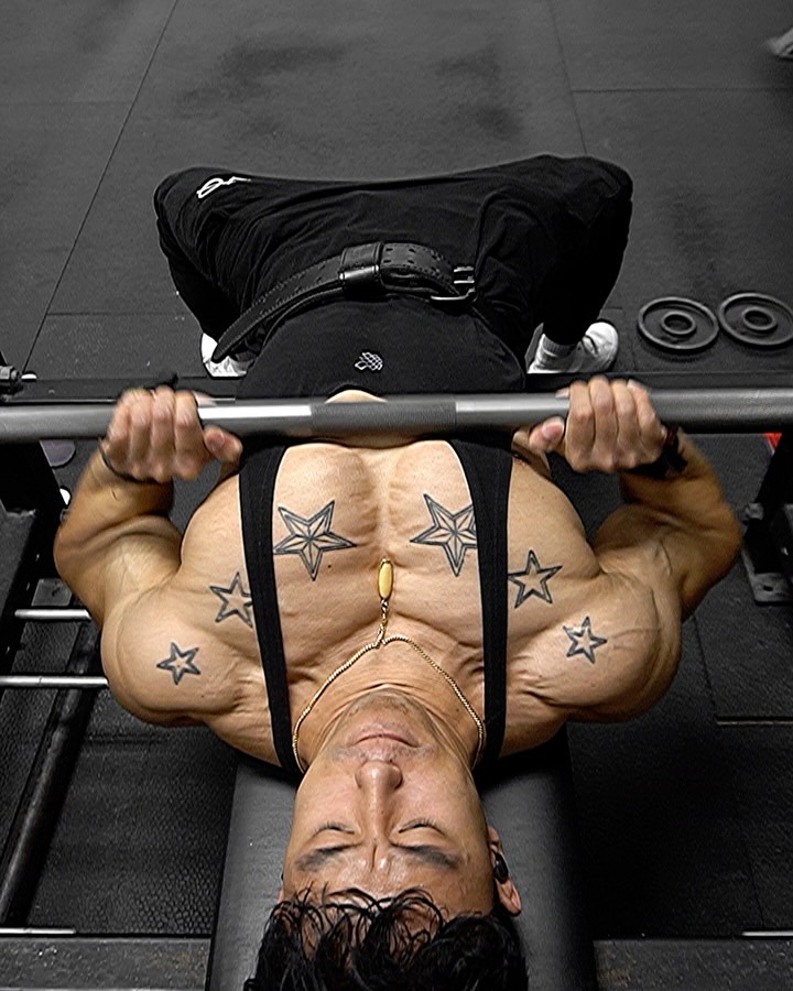 Instagram post by @vanphysique for 1UP Nutrition. Caption reads: My Favourite Chest Routine 🏋🏽‍♀️ 

Fuelled by....