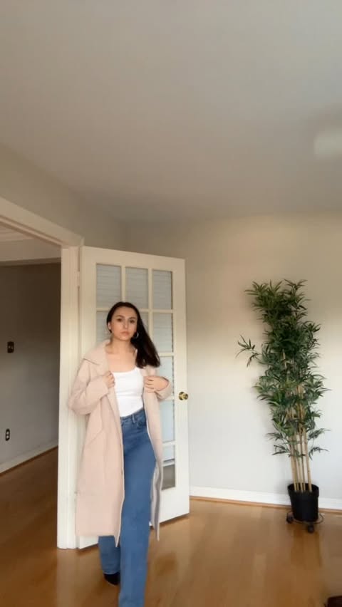 Instagram post by @rukiyeekomurcu for Cicybell. Caption reads: Coats : @cicybell.us 

.

.

.
Follow....