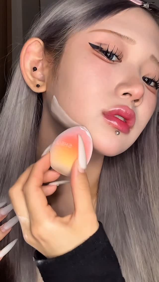 Instagram post by @roll_kitt_y for SHEGLAM. Caption reads: 超自然でリピ確のオススメシェーディング‼️🗣️使ったことある❓🫵....