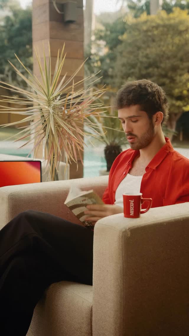 Instagram post by @joaoguilherme for NESCAFÉ. Caption reads: Cada xícara de café conta uma história! E....