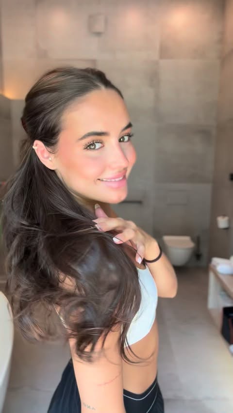 Instagram post by @anielaromanova___ for L'Oréal Paris. Caption reads: Summer glow unlocked ✨☀️ Moje letné must-have....