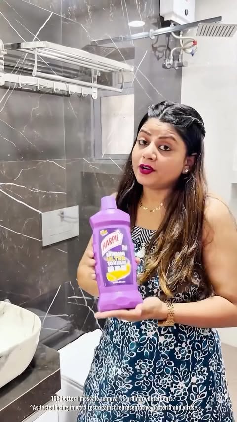 Instagram post by @divi_1928 for Harpic. Caption reads: [...] heard it right!! The new 5min formula of....