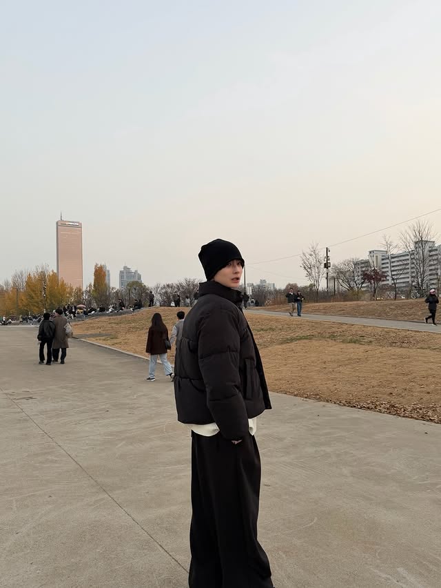 Instagram post by @1aq2i for MUSINSA. Caption reads: Merry Christmas Eve ⭐︎

jacket : ....