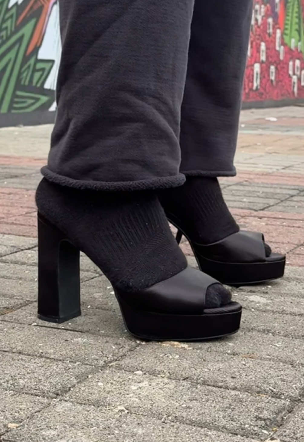 TikTok post by @cattanzitotv for inDrive. Caption reads: Dominarías un balón ⚽️ en tacones ?👠  - - - -....