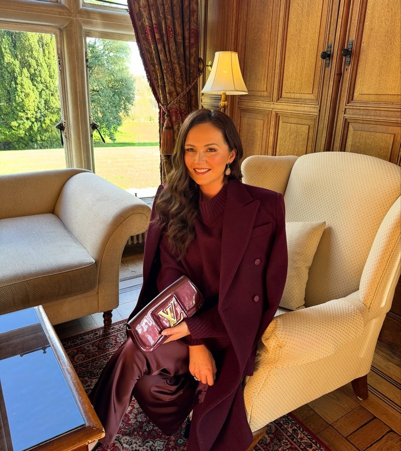 Instagram post by @jenniferwrynne for Sinead Keary. Caption reads: Making the most of the steroid high for another....