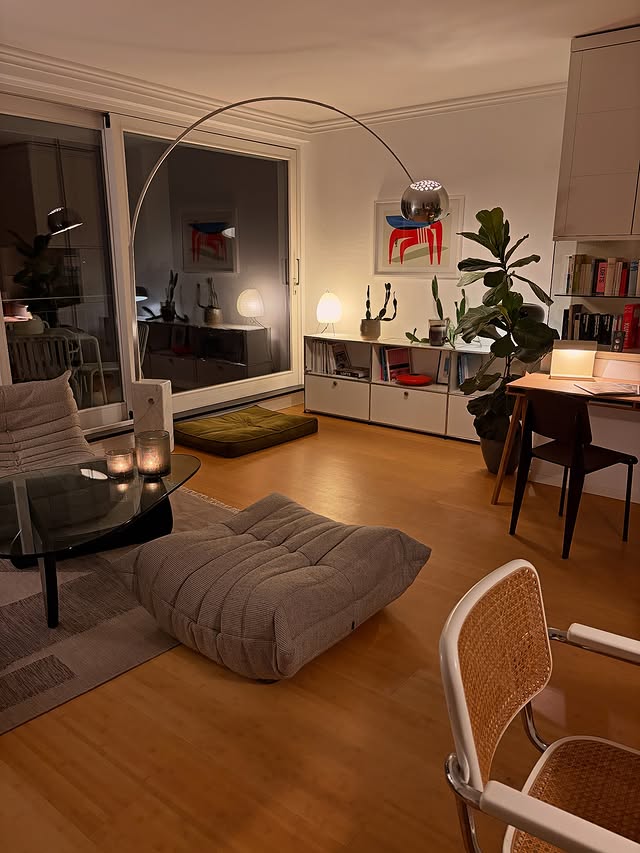 Instagram post by @stadtwaldfluss for SoLebIch.de. Caption reads: Friday Evening. . . . . . . . . #interiordesign....