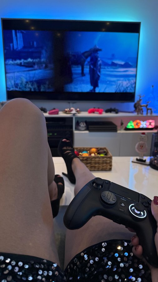 Instagram post by @yve.gaming for PlayStation DACH. Caption reads: Come to the dark side! We‘re playing videogames....