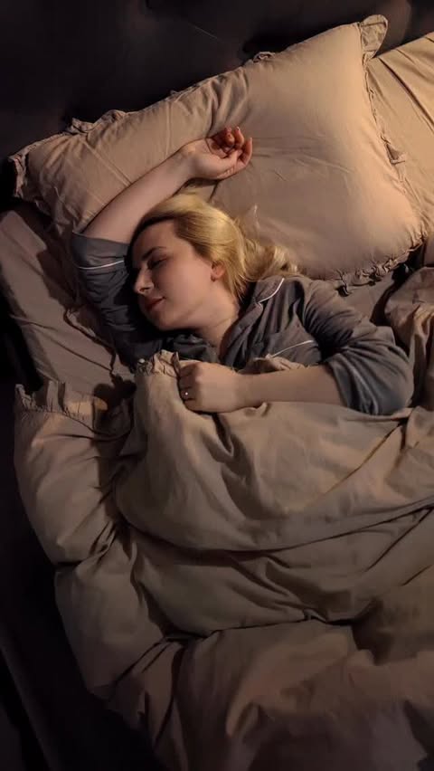 Instagram post by @dr.gabriela.bud for La Roche-Posay International. Caption reads: O noutate interesantă este și ambalajul tap....