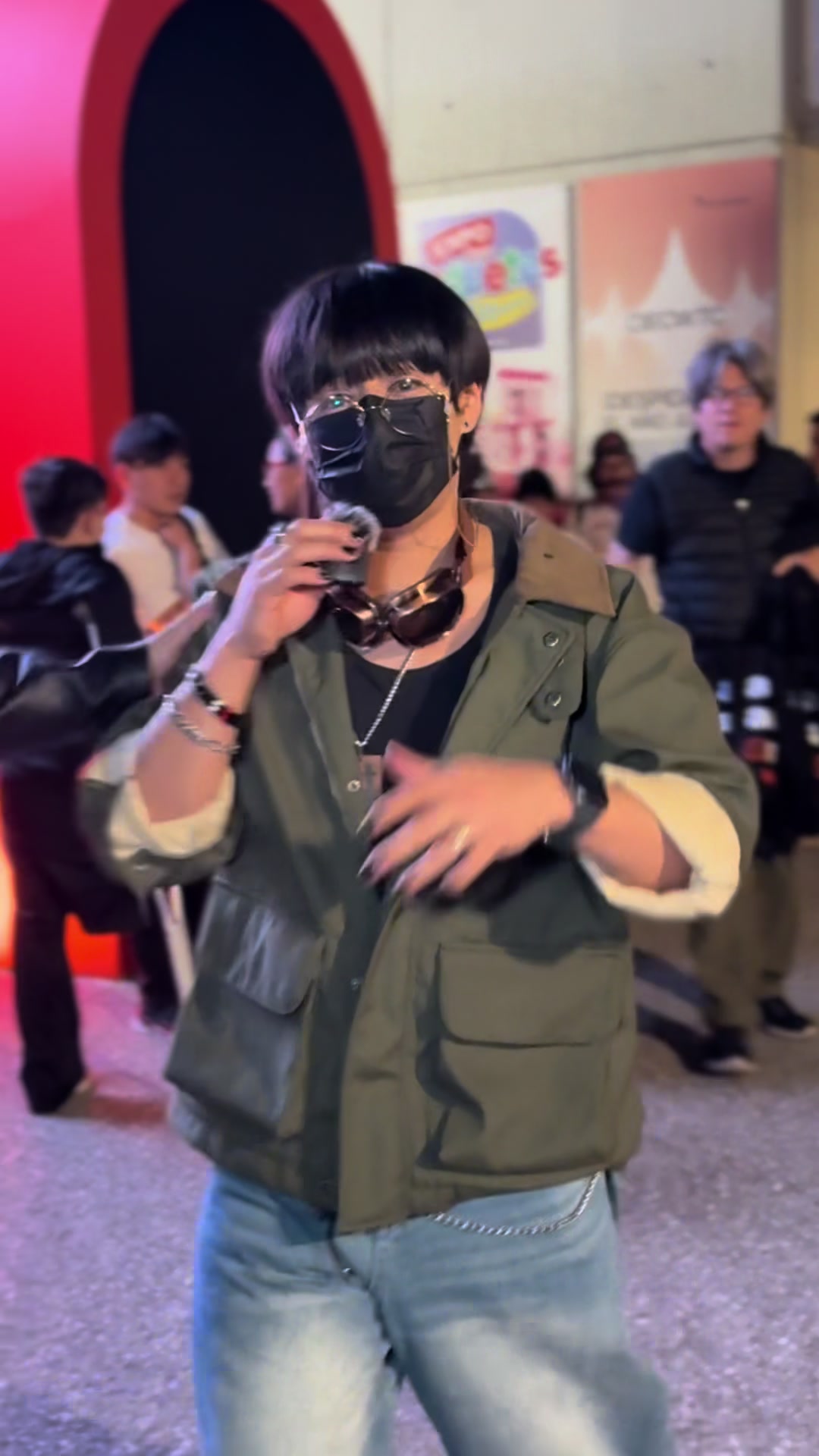 TikTok post by @miichelland_o for Crunchyroll. Caption reads: Me atrapaste...✋🏻😳🤚🏻 Gracias a @Crunchyroll....