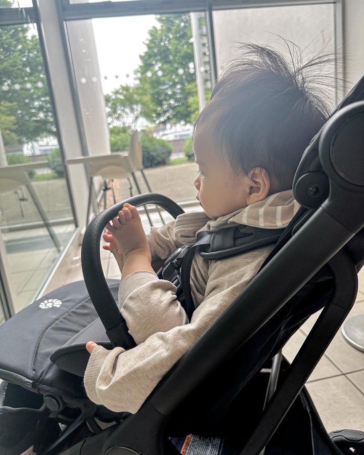 Instagram post by @travelwithkwen for Polarn O. Pyret. Caption reads: [...] completes the stroller! *pr Outfit:....