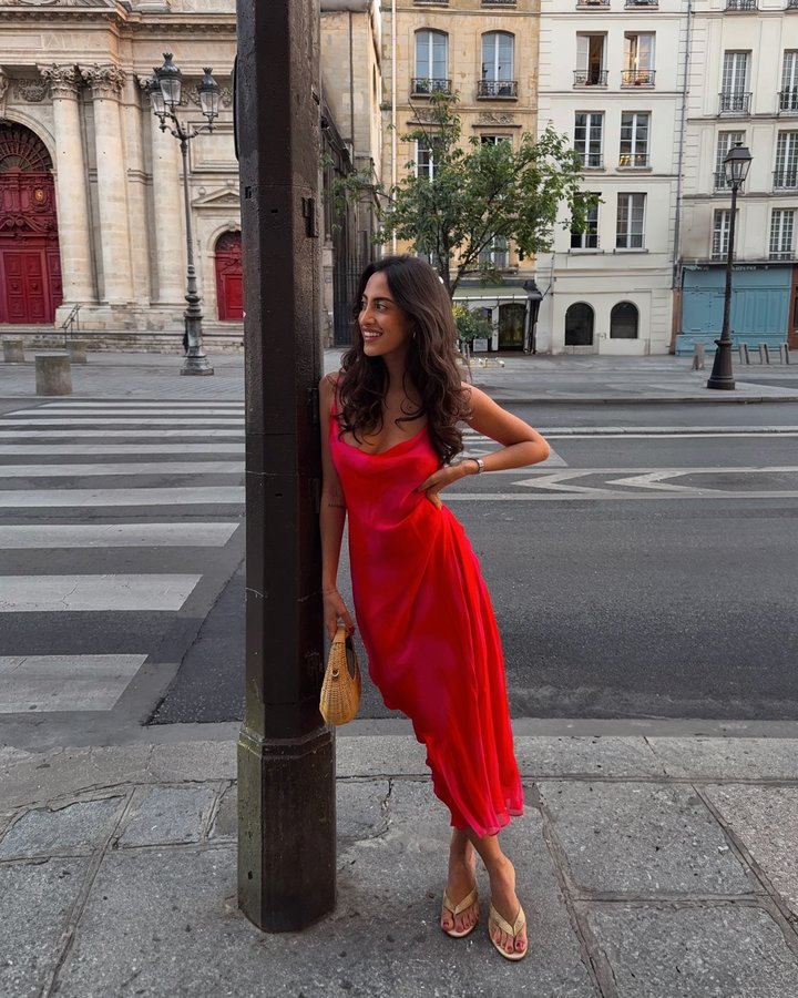 Instagram post by @taina.csg for VANESSA BRUNO. Caption reads: Lady in red 🌶️
Collaboration commerciale.