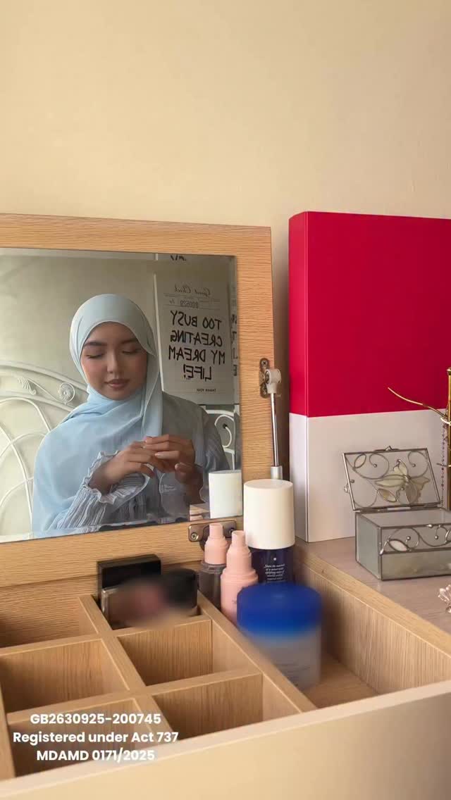 Instagram post by @laikha.nur for Hansaplast. Caption reads: [...] disrupt how I feel or look. With Hansaplast....