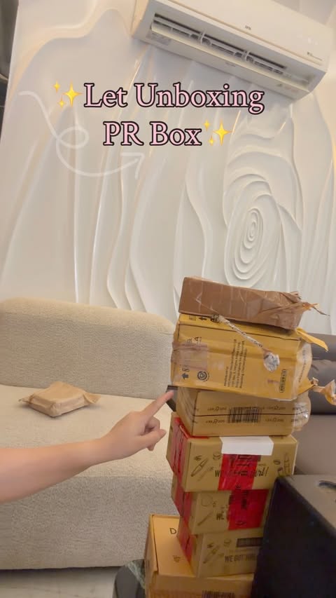 Instagram post by @official.alya23 for Dot & Key Skincare. Caption reads: Giveaway Kaun Sa Product Karu?Let Unboxing PR box....