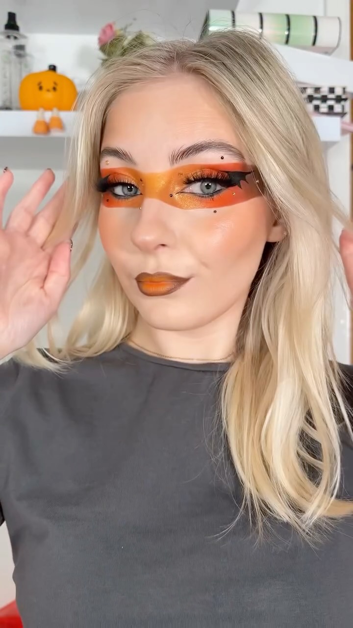 Instagram post by @meganwmua for EXO Cosmetics. Caption reads: 𝐢𝐭’𝐬 𝐟𝐫𝐢𝐠𝐠𝐞𝐧 𝐛𝐚𝐭𝐬🦇🧡
how safisfying....