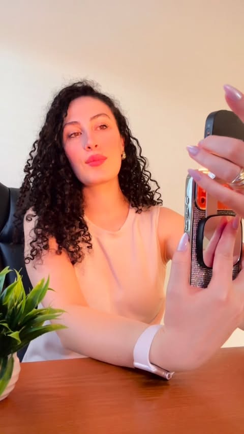 Instagram post by @haileykubraatasoy for NEEWER. Caption reads: [...] all in one device! Model I’m using: NEEWER....