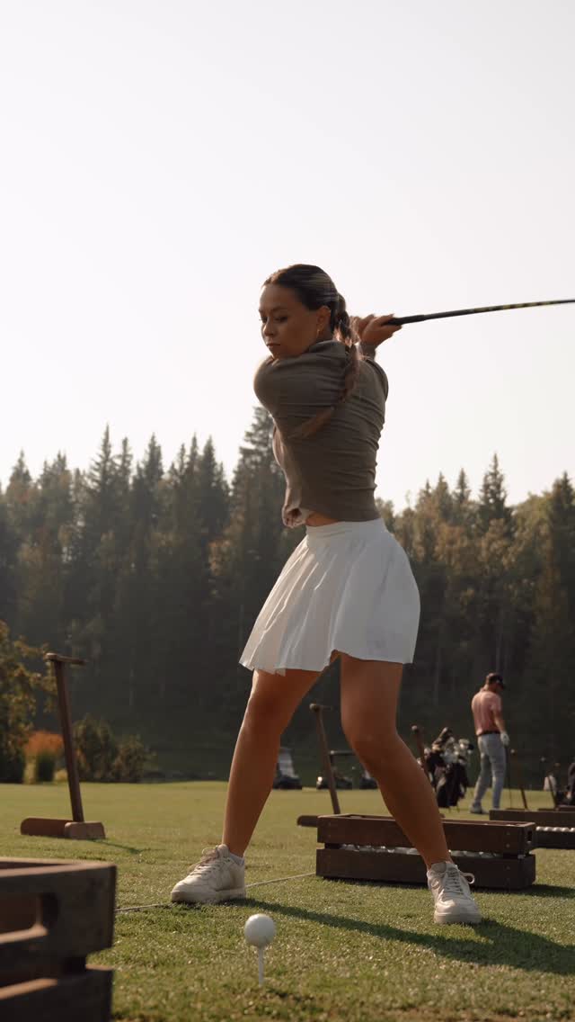 Instagram post by @lesleyatkins for Sally Hansen. Caption reads: The @sally_hansen Miracle Gel™ Special Eﬀects Top....