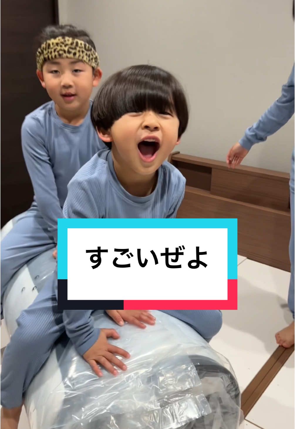 TikTok post by @shoyan888 for Emmasleepjapan. Caption reads: すごいぜよ。。 今なら最大60%OFFのセール中！ エマ・スリープ公式サイトへ....