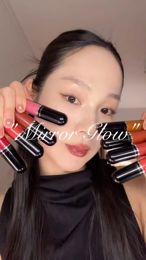 Instagram post by @solwlyy for M·A·C Cosmetics. Caption reads: “Mirror Glow” #광고 @maccosmeticskorea 하루종일 흐트러짐 없는....