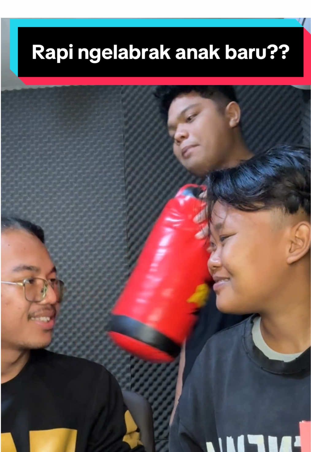 TikTok post by @inimulengggs for Hobebar Indonesia. Caption reads: rapii cemburuu gara gara buluu??? @HOBEBAR-ID.