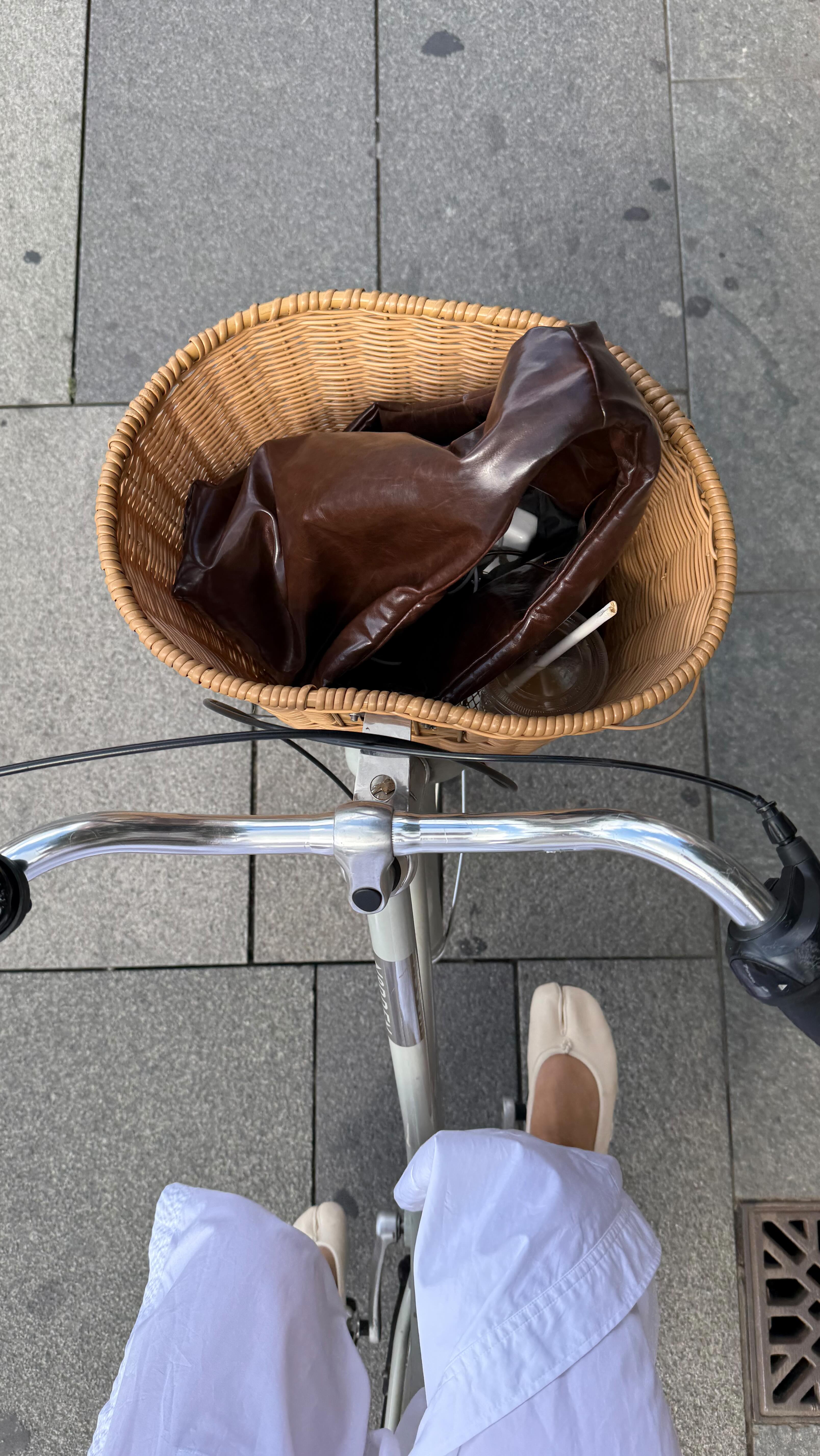 Instagram post by @fleurdijkstra for Max Factor. Caption reads: Easy, glowy en te gebruiken als skint tint contour....