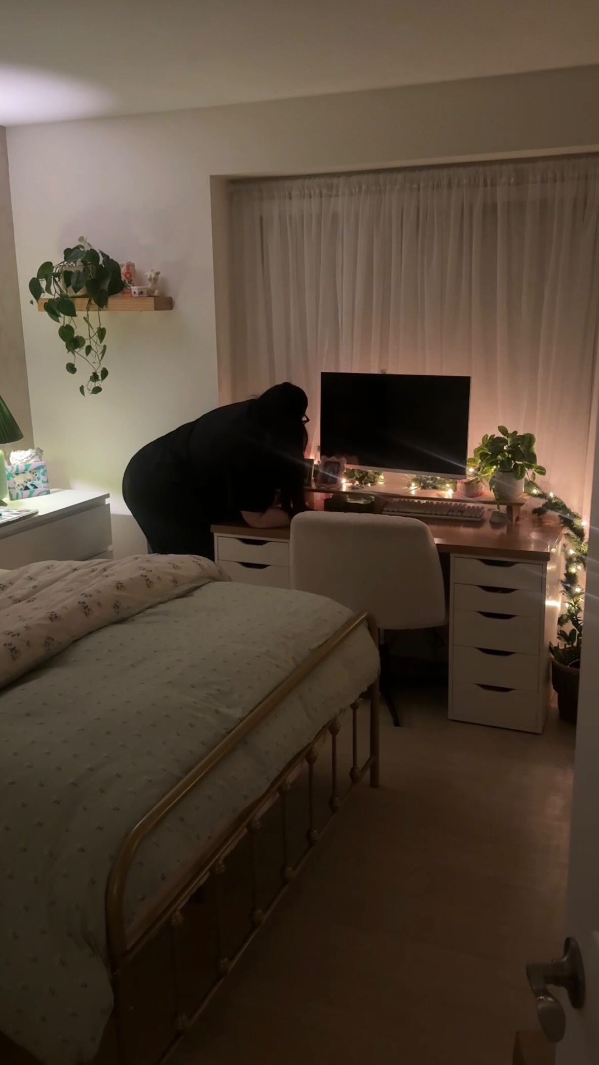 Instagram post by @allietassano for Taylor Farms. Caption reads: Me 🫱🏻‍🫲🏼 a salad kit 

#vlog #niml....