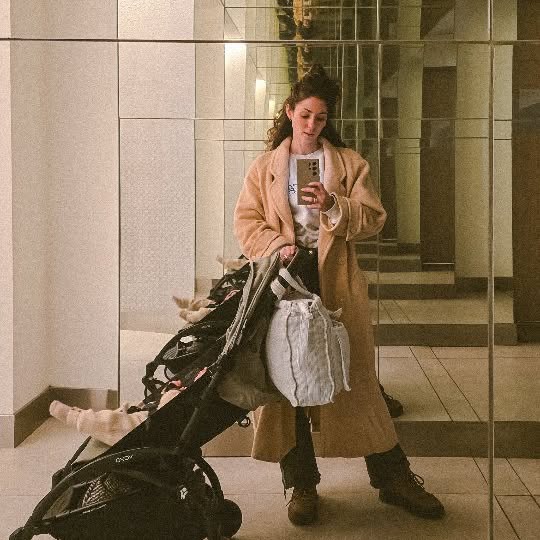 Instagram post by @anitathomasph for Stokke. Caption reads: Les comparto mis esenciales para viajar en avión....