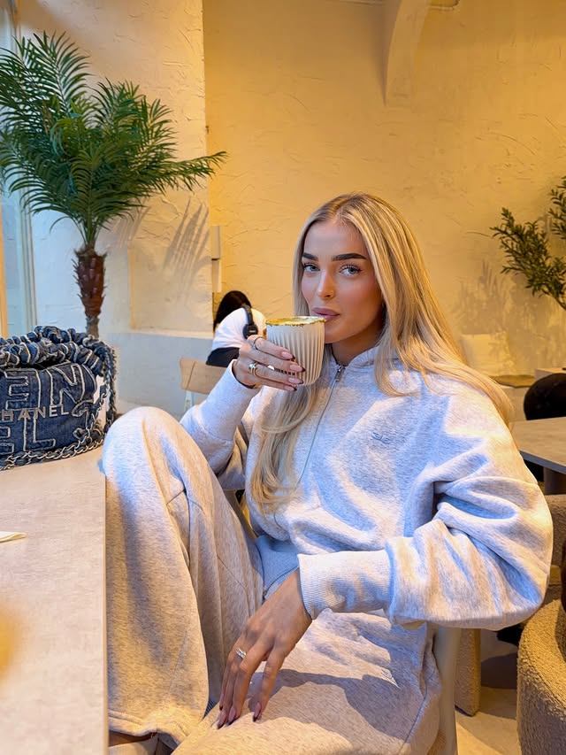 Instagram post by @mary_bedford for Elite Eleven Sporting. Caption reads: Christmas Eve Eve ☕️🌲🤎 @eliteelevensporting 

ad.