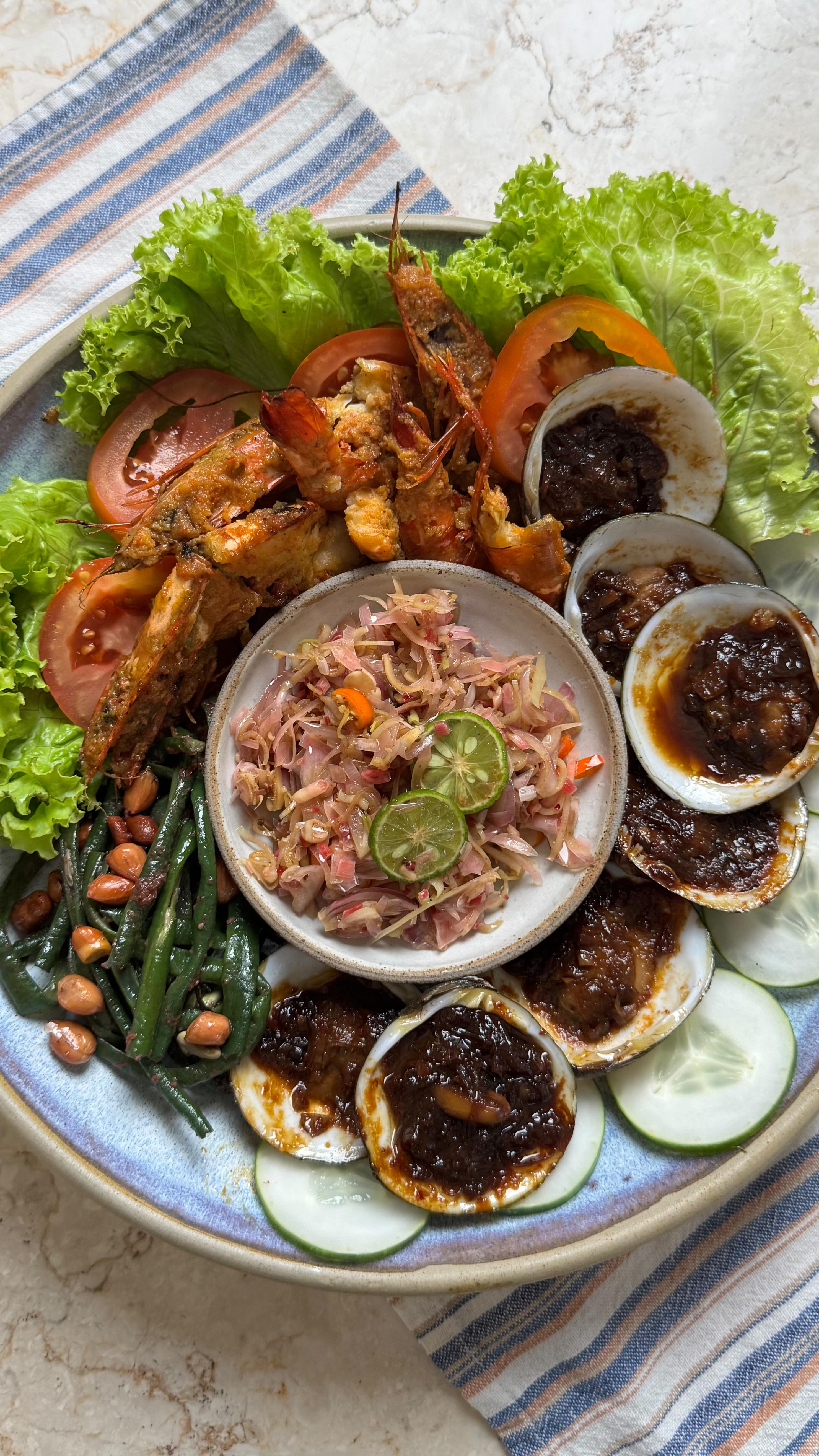 Instagram post by @kelincitertidur for Scarlett Whitening. Caption reads: Resep Sambal Matah Kecombrang ala....